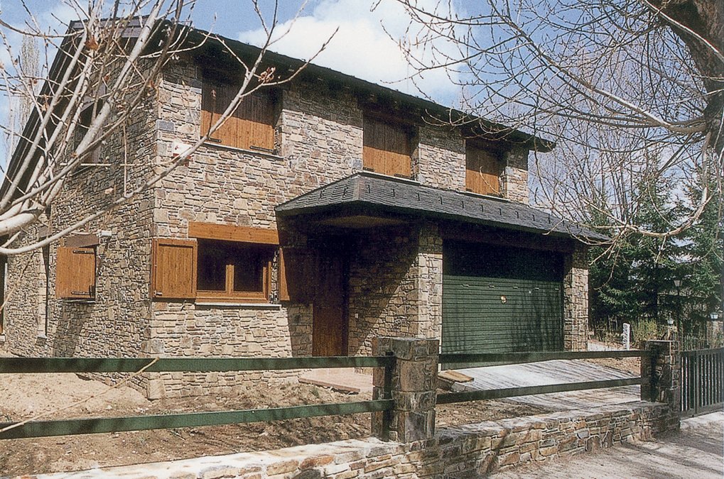 La Cerdanya, Alp. Avinguda Girona, 10 i 12